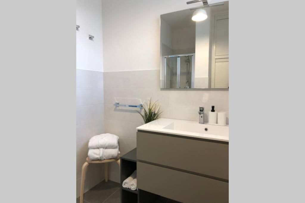 *Central Lakeside Apt*Swimming Pool & Free Parking Пескьера-дель-Гарда Экстерьер фото
