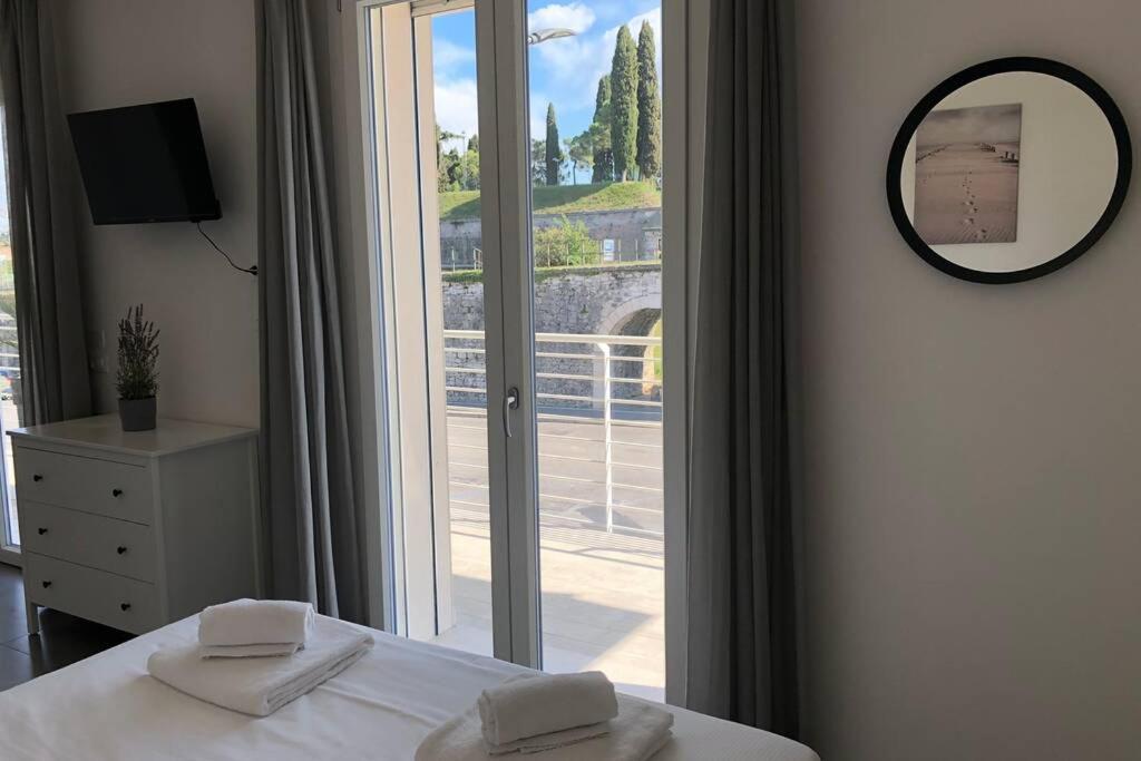 *Central Lakeside Apt*Swimming Pool & Free Parking Пескьера-дель-Гарда Экстерьер фото