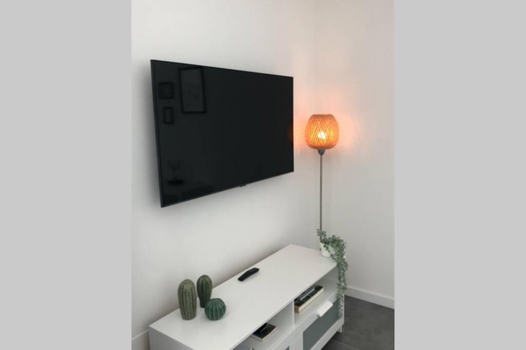*Central Lakeside Apt*Swimming Pool & Free Parking Пескьера-дель-Гарда Экстерьер фото